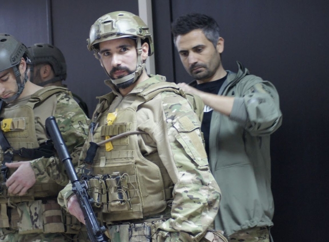 Ajustando el chaleco al soldado.jpg